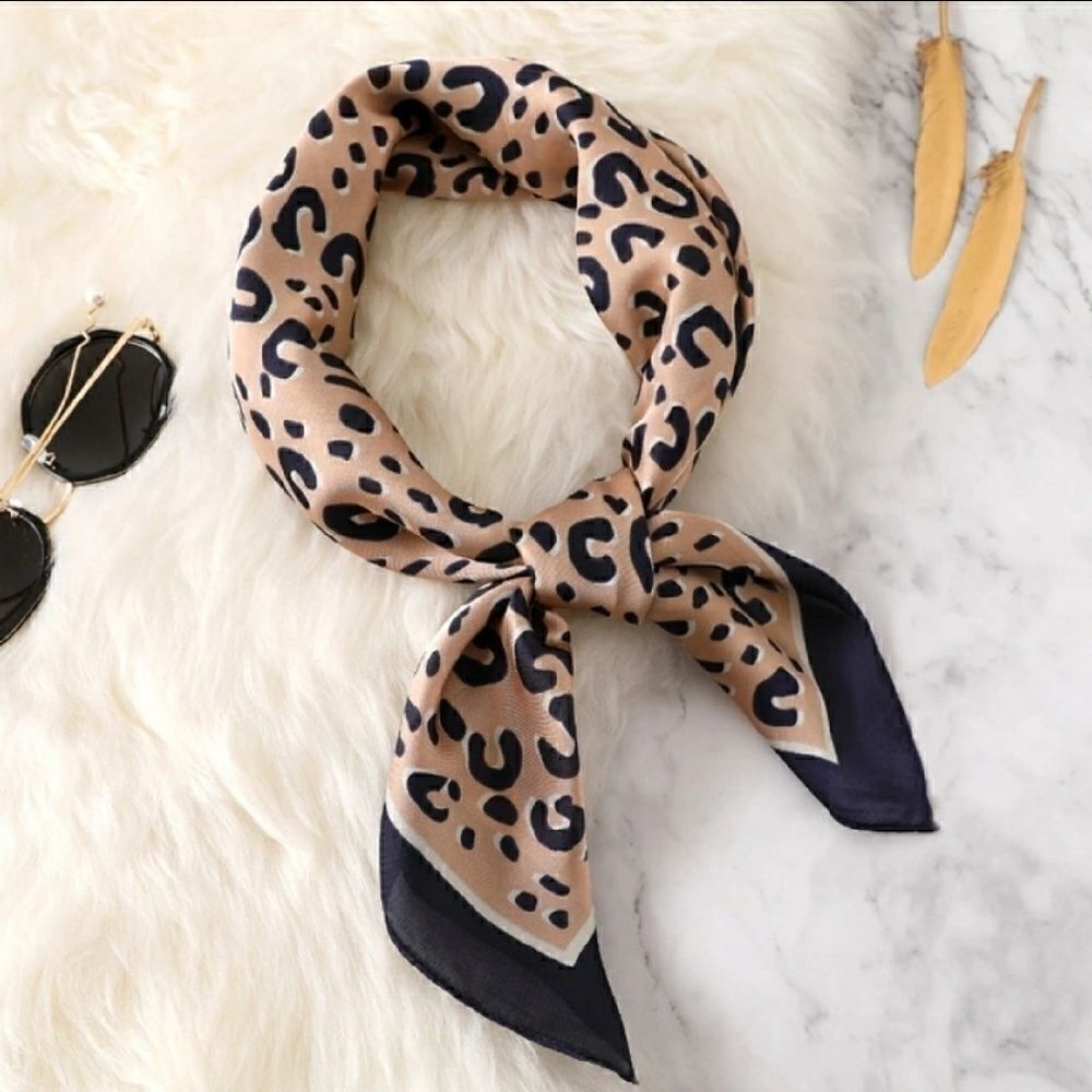 Miss Isla Unique silky scarf